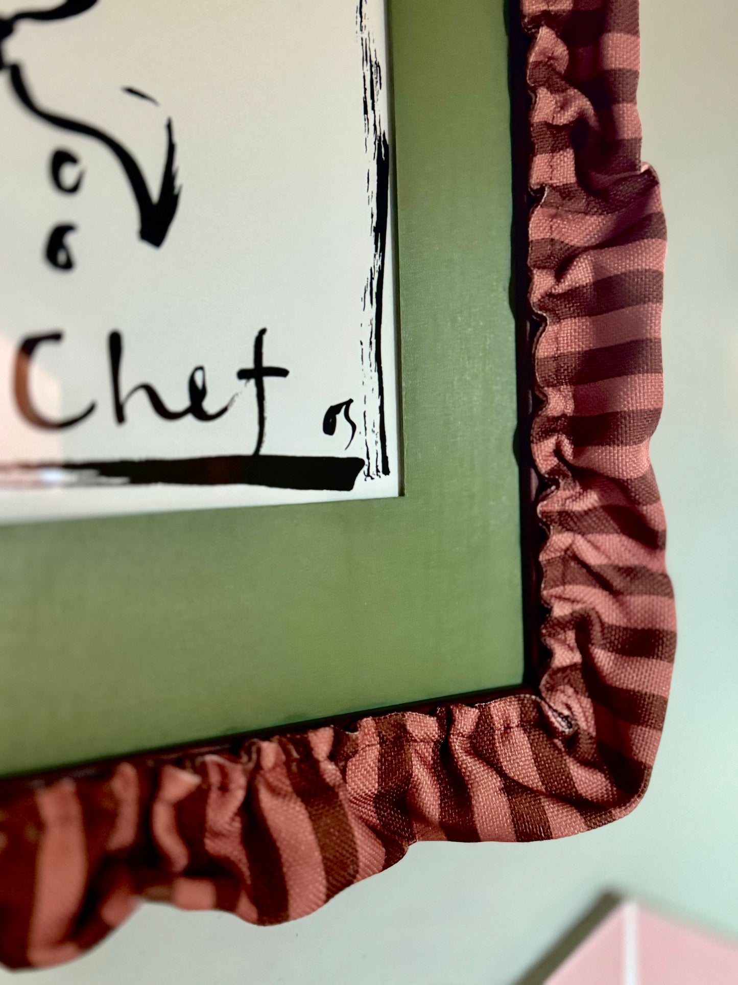 Cappuccino Ruffle Frame